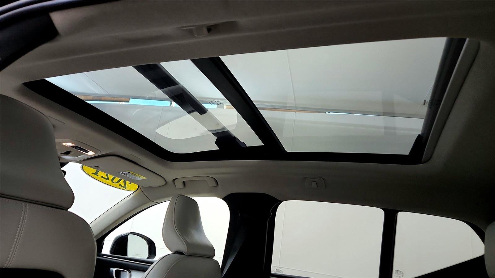 Used 2021 Volvo XC40 T5 Momentum w/ Premium Package image 26