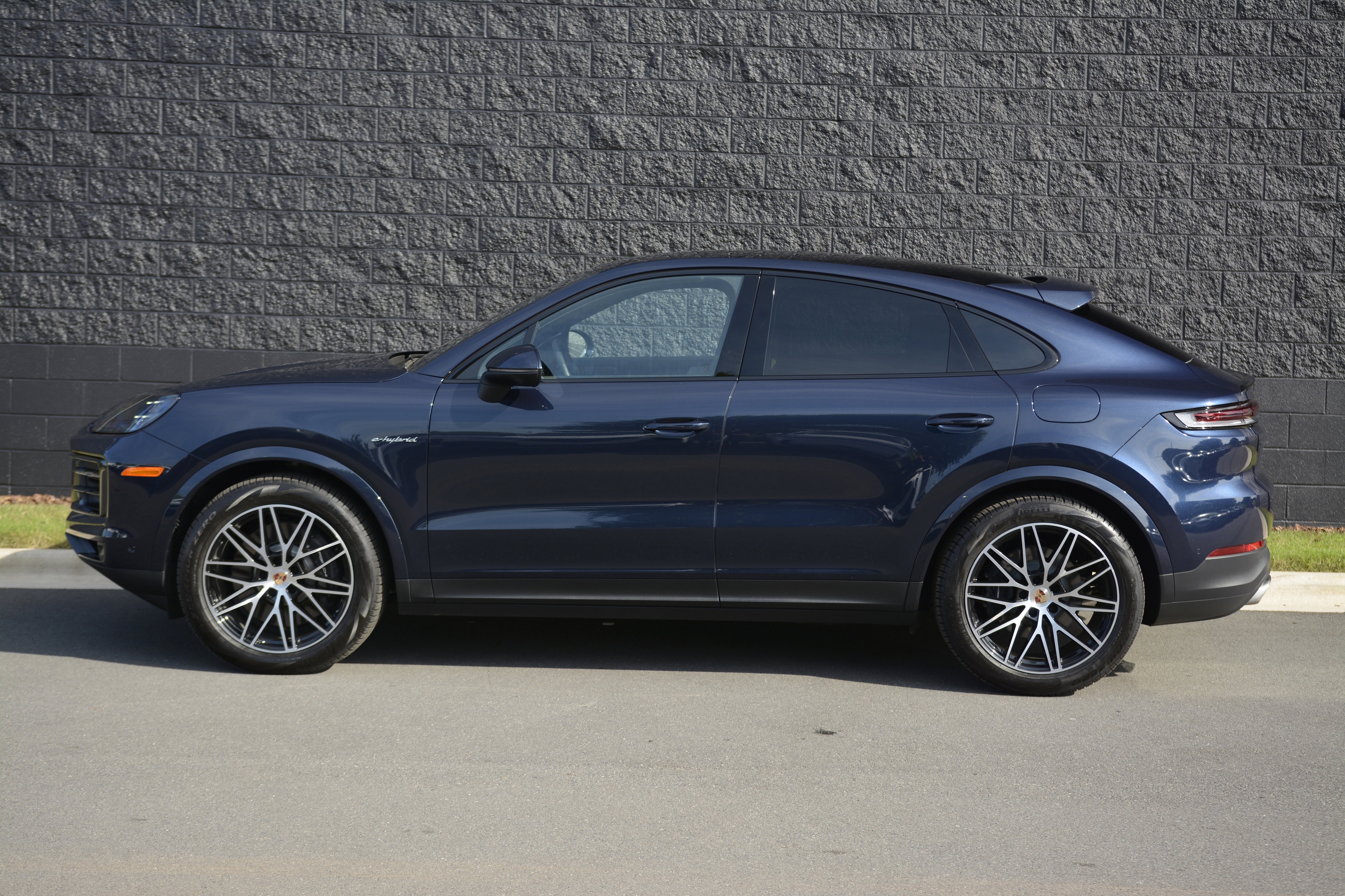 Certified 2025 Porsche Cayenne E-Hybrid Coupe AWD/4WD image 2