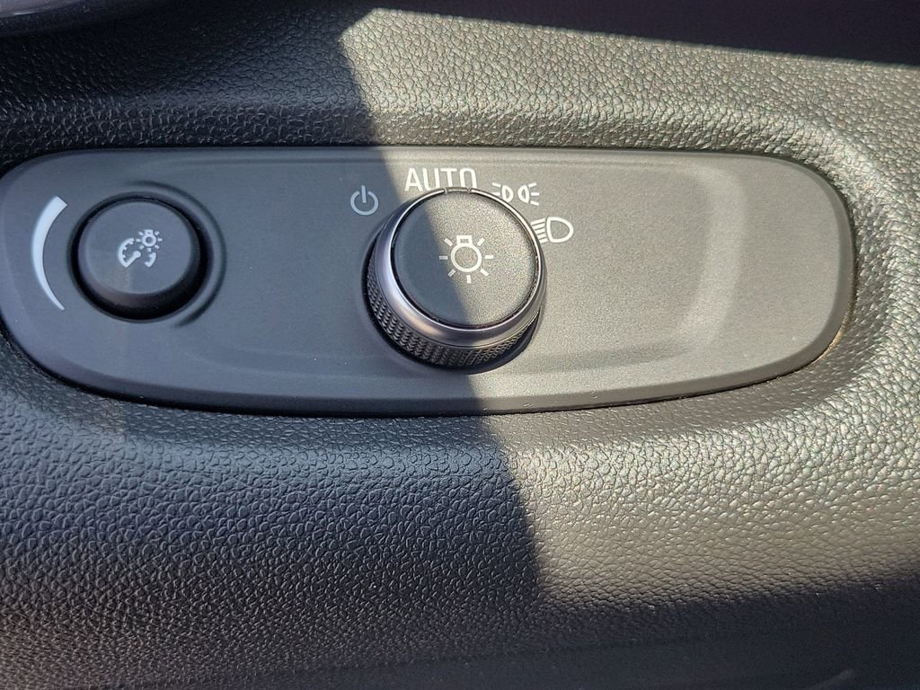 Used 2025 Chevrolet Trax LT FWD image 16