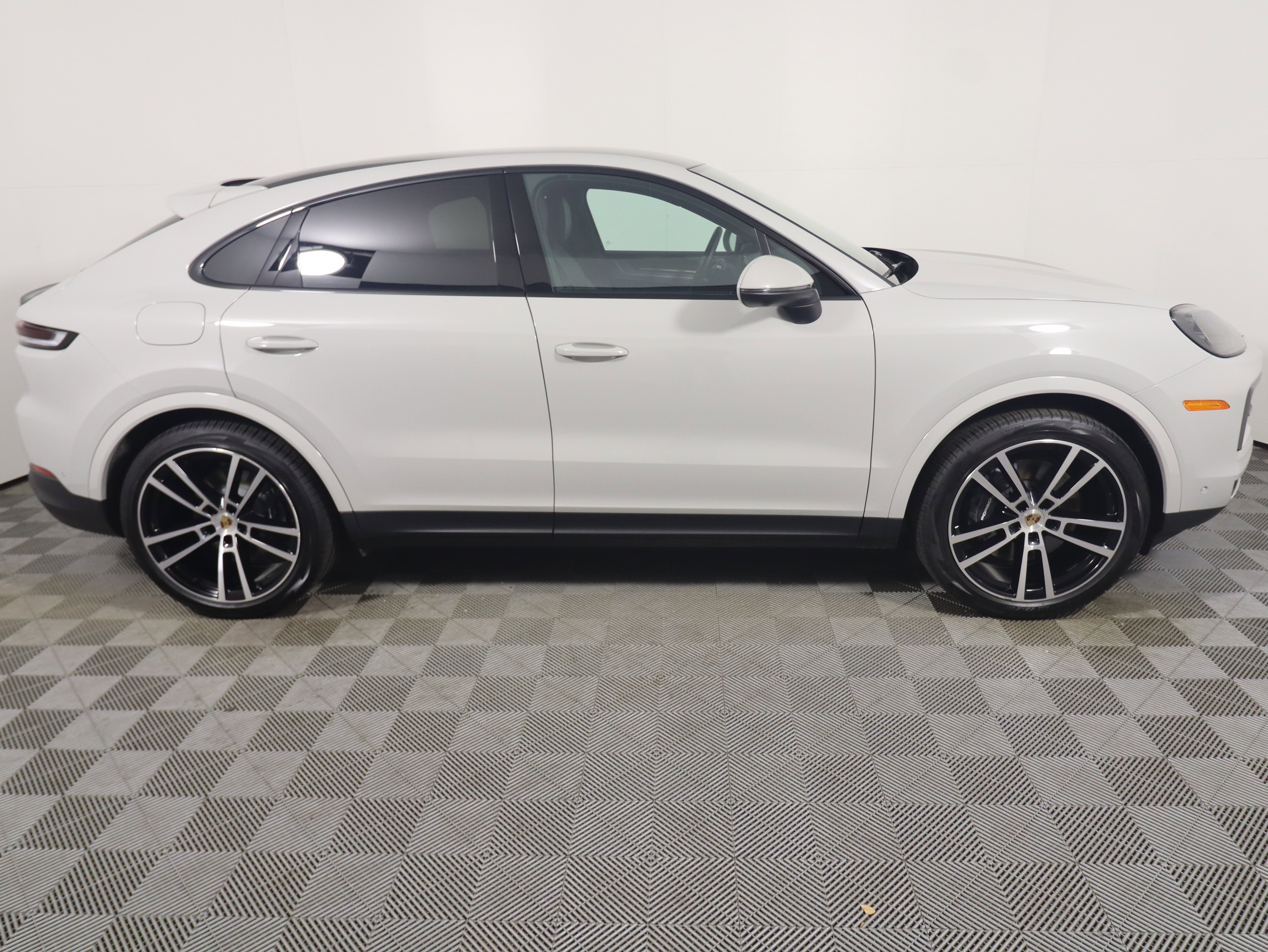 Used 2025 Porsche Cayenne Coupe image 8