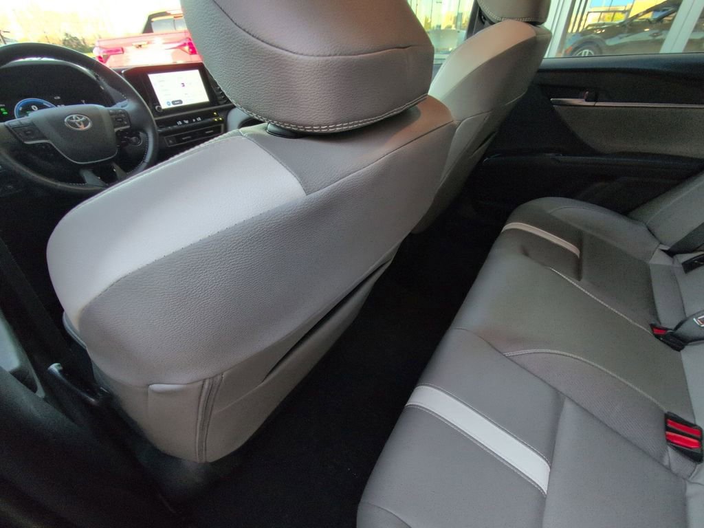 Used 2025 Toyota Camry SE image 14