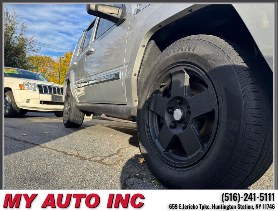 Used 2010 Jeep Commander Sport w/ Sun/Sound Group image 9
