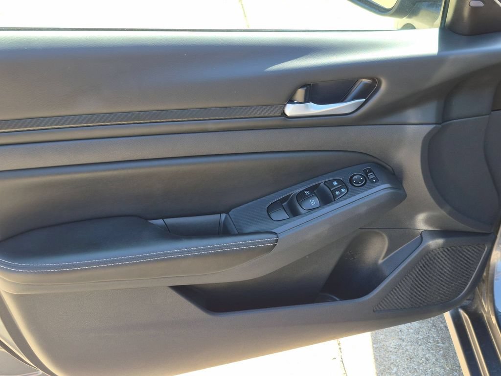 Used 2025 Nissan Altima 2.5 SV FWD image 11