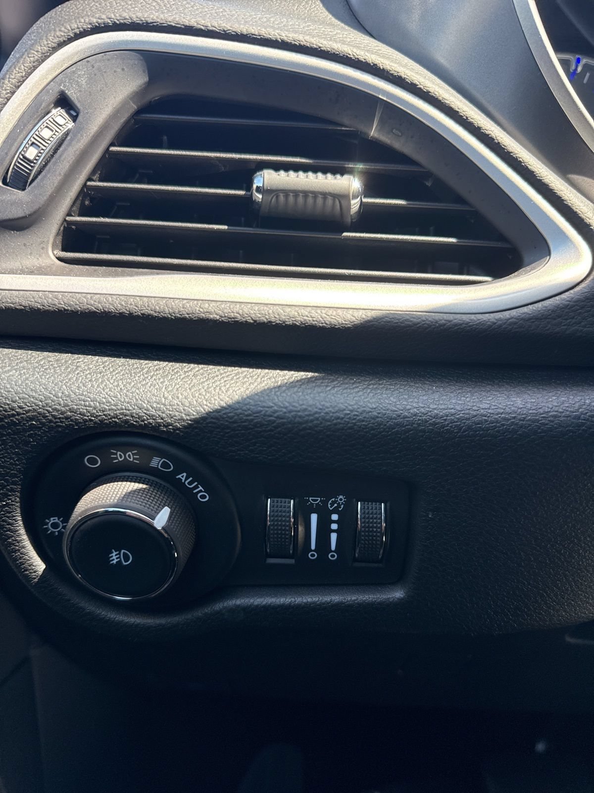 Used 2025 Chrysler Pacifica Select FWD image 13