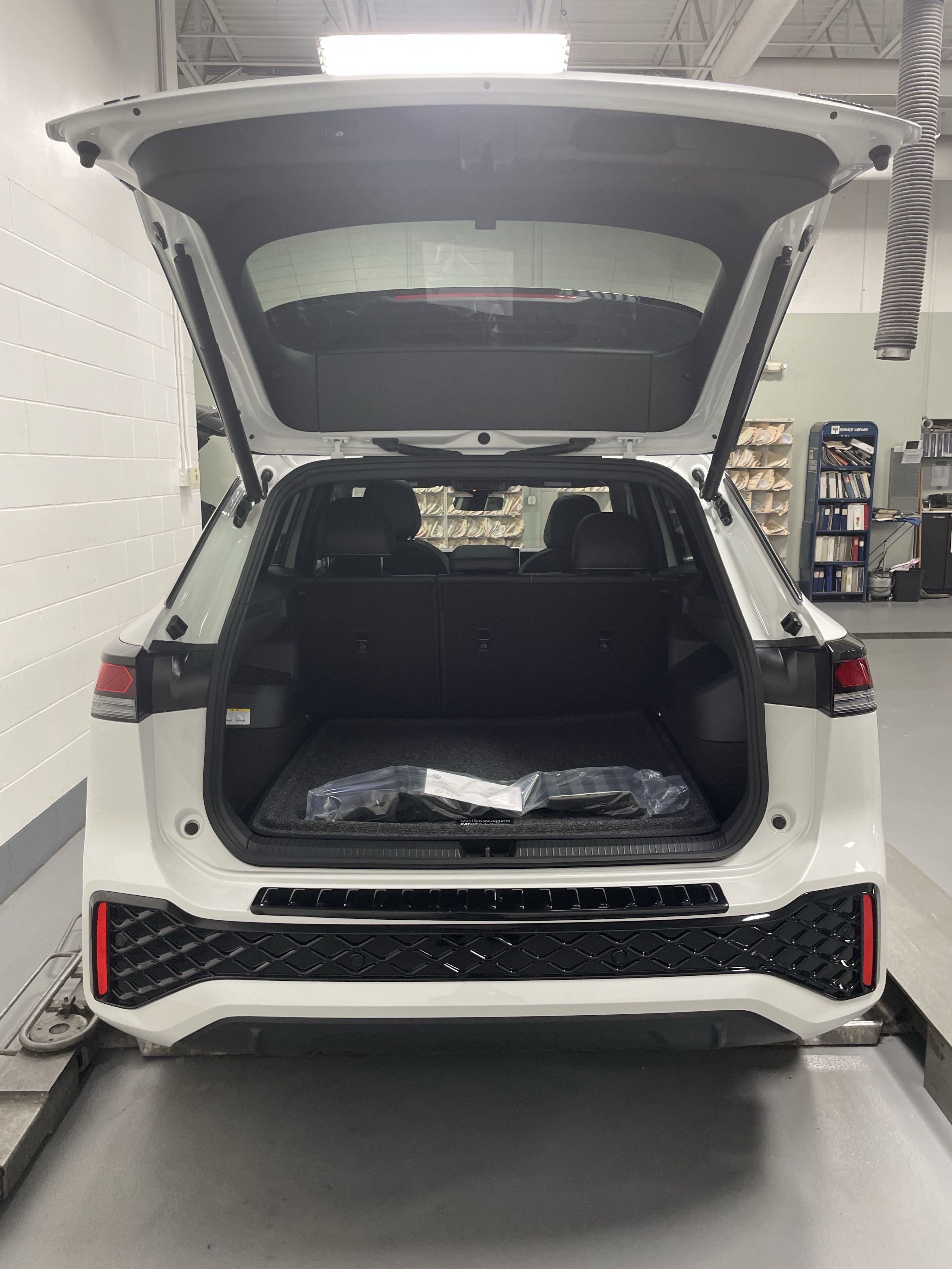 New 2025 Volkswagen Tiguan SE R-Line image 4