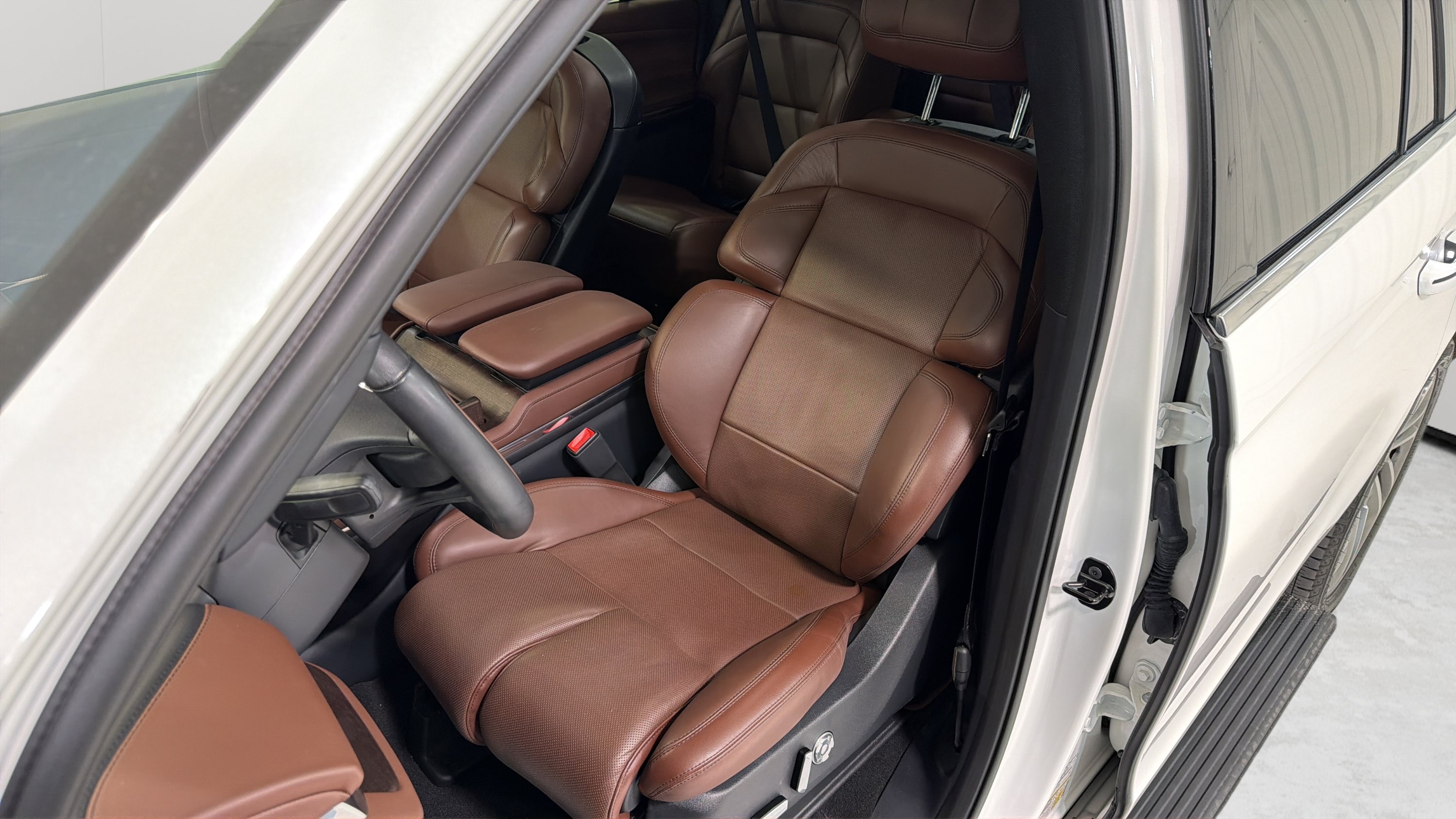 Used 2025 Lincoln Navigator L Reserve AWD/4WD image 9