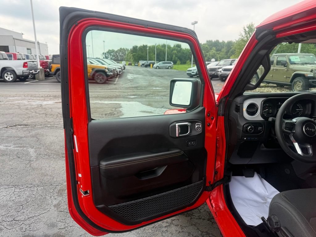 Used 2025 Jeep Wrangler Unlimited Sahara w/ Safety Group AWD/4WD image 16