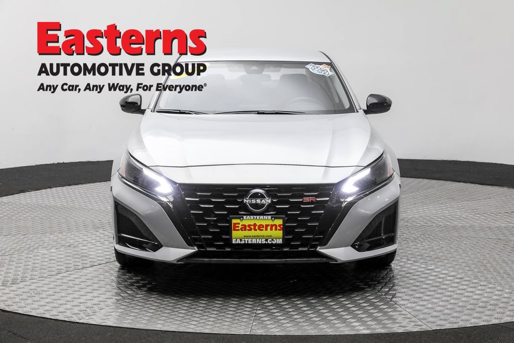 Used 2023 Nissan Altima 2.5 SR FWD image 2