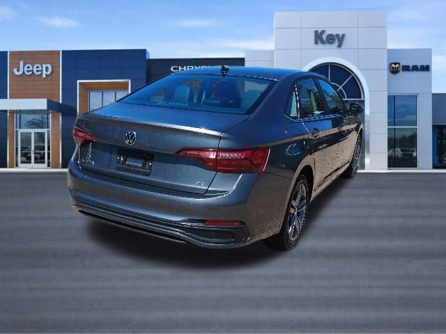 Used 2024 Volkswagen Jetta SE FWD image 5