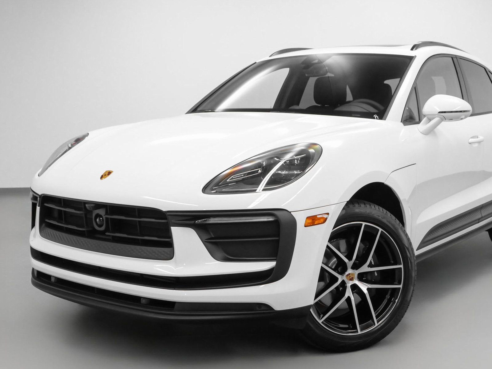 Certified 2025 Porsche Macan image 7