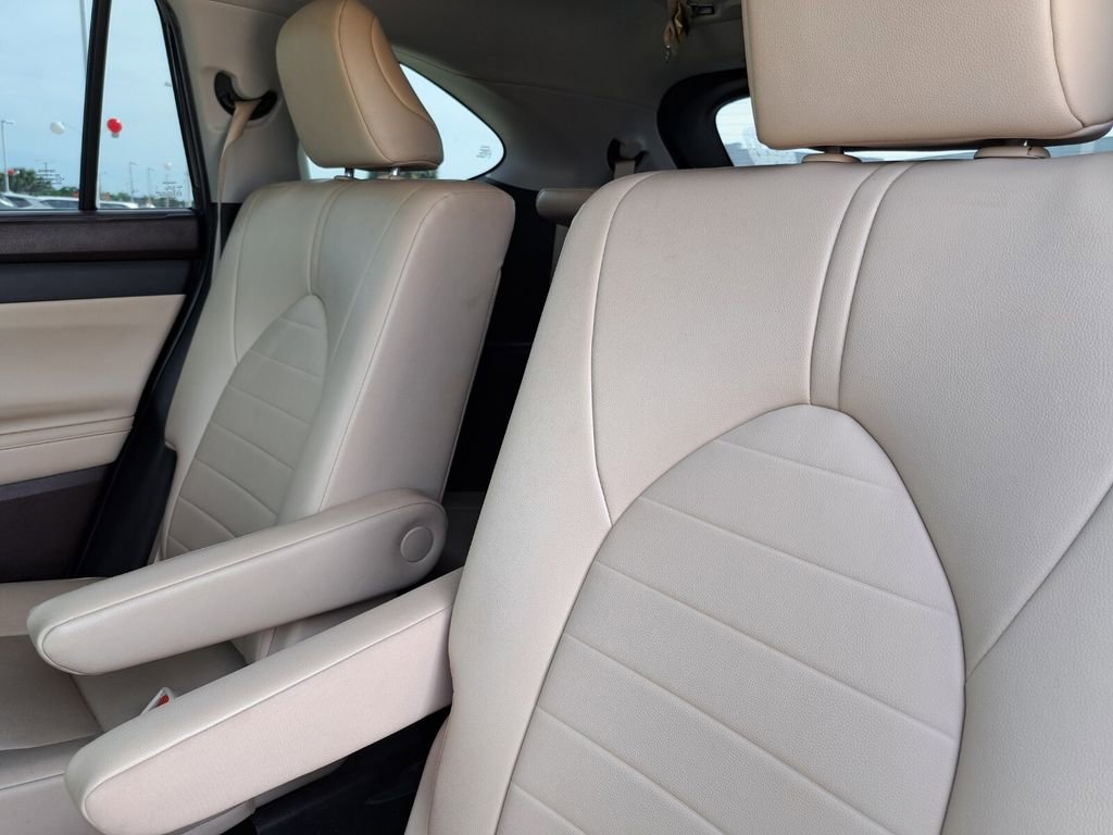 Used 2022 Toyota Highlander XLE FWD image 25