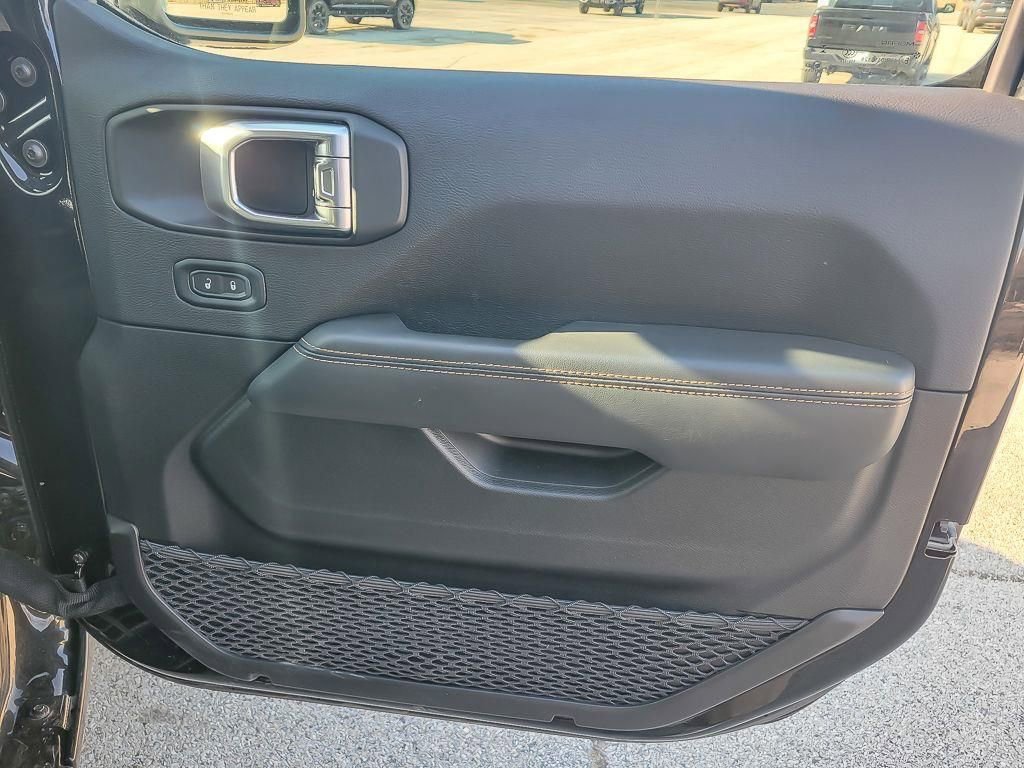 Used 2025 Jeep Wrangler Unlimited Sahara w/ Safety Group AWD/4WD image 23