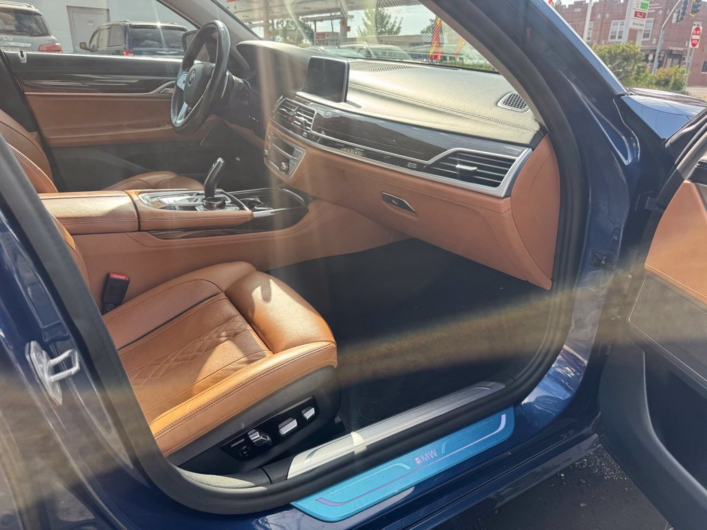 Used 2022 BMW 750i xDrive w/ Executive Package AWD/4WD image 27