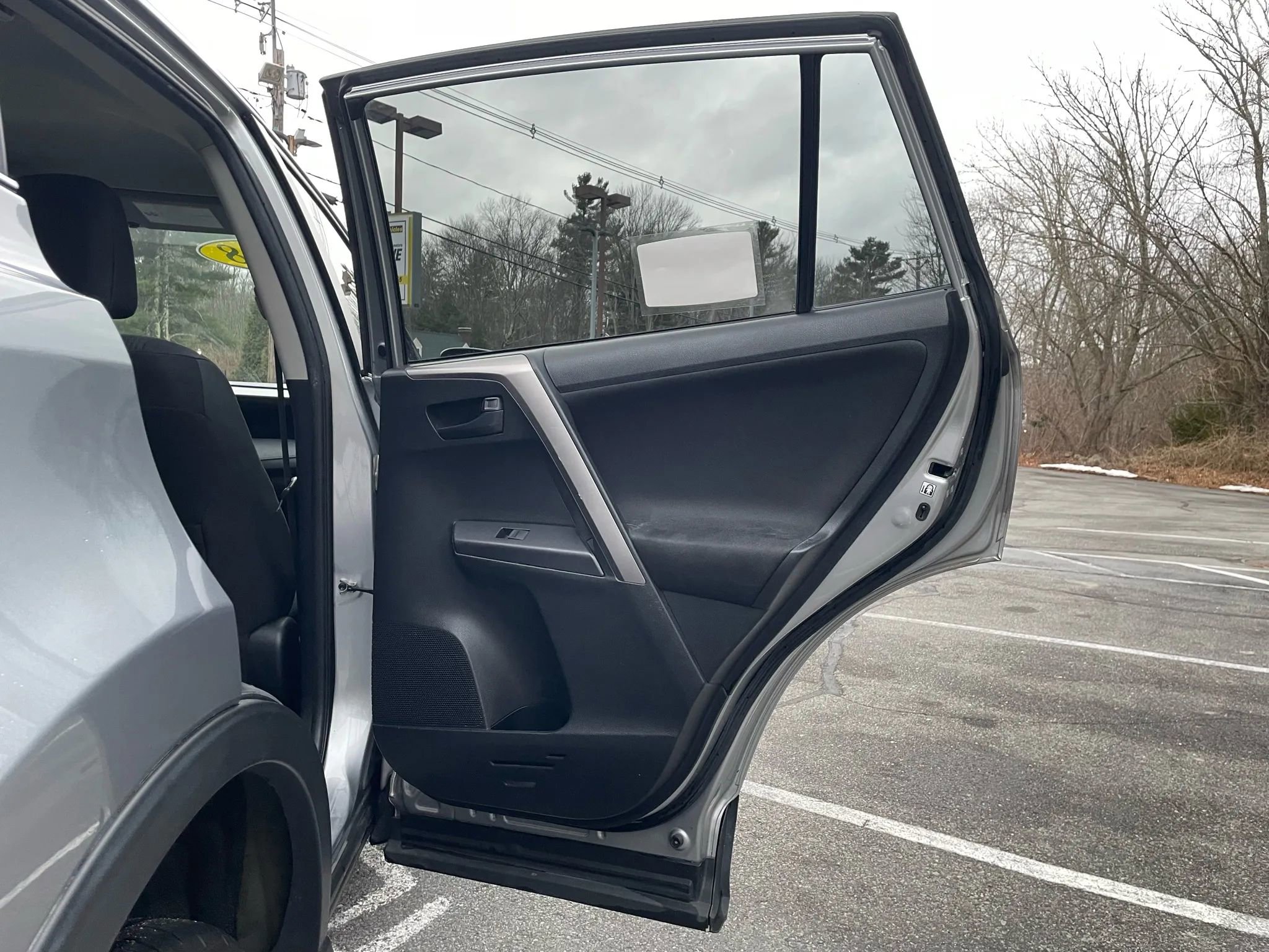 Used 2018 Toyota RAV4 LE w/ Carpet Mat Package image 32