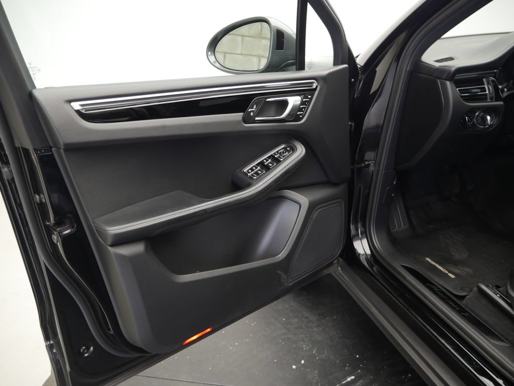 Certified 2023 Porsche Macan Turbo AWD/4WD image 4