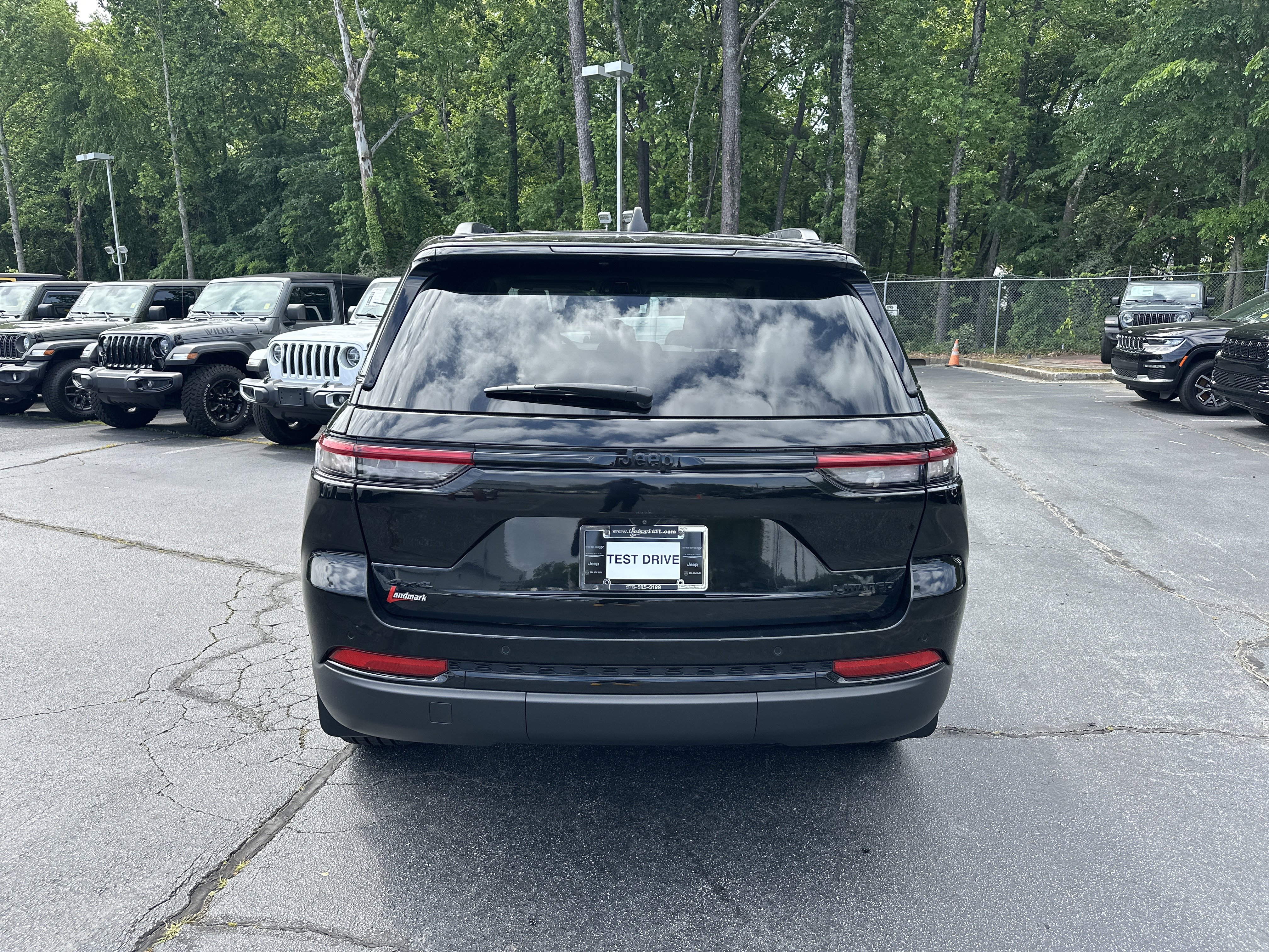 Used 2023 Jeep Grand Cherokee Limited w/ Black Appearance Package AWD/4WD image 8