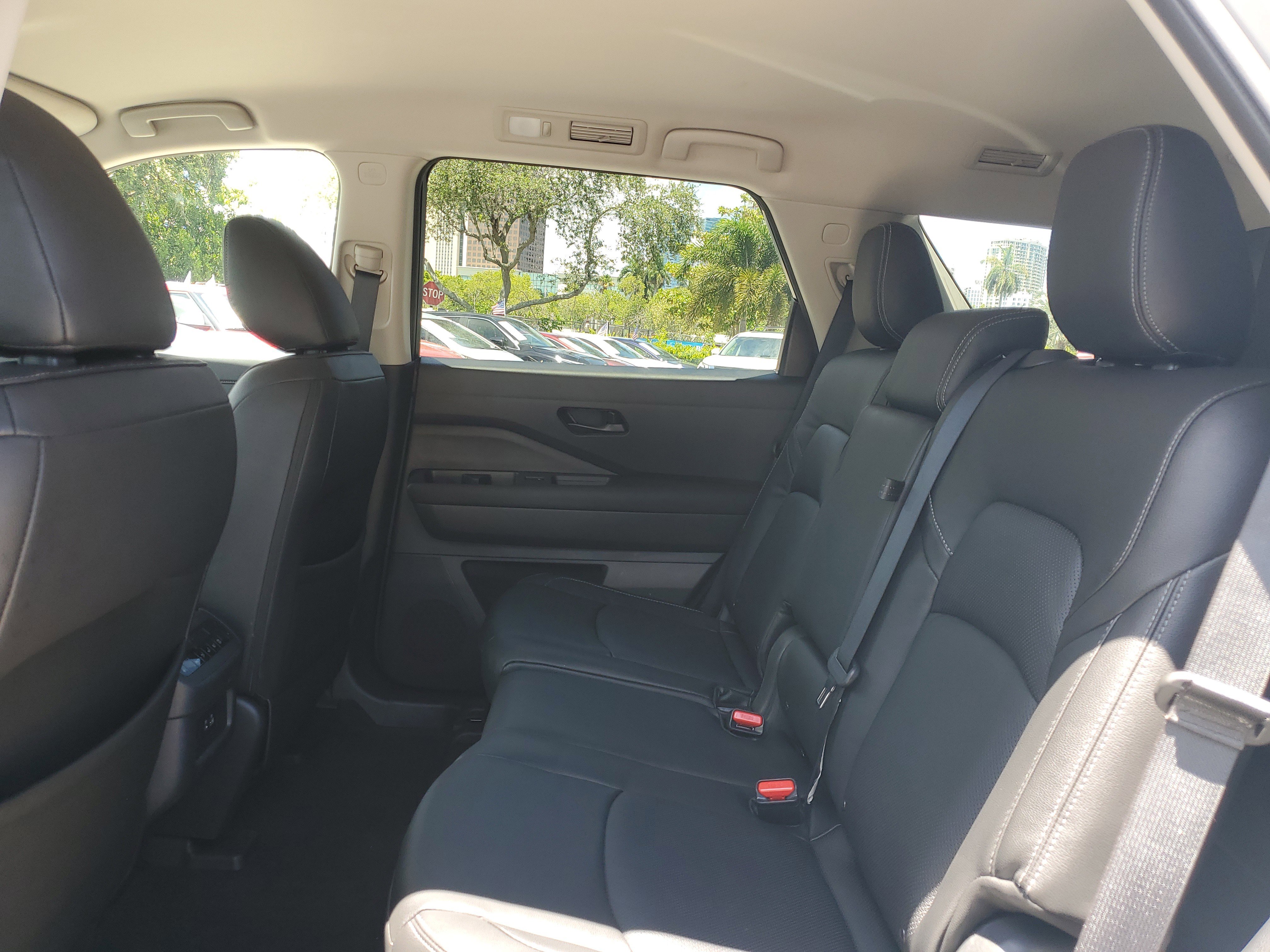 Used 2024 Nissan Pathfinder SV image 12