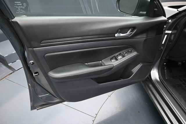 Used 2025 Nissan Altima 2.5 SV FWD image 13