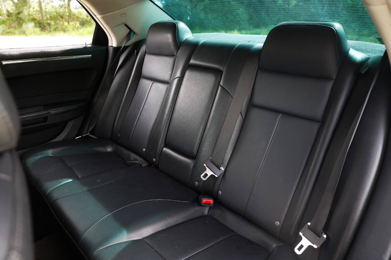 Used 2010 Chrysler 300 Touring RWD image 8