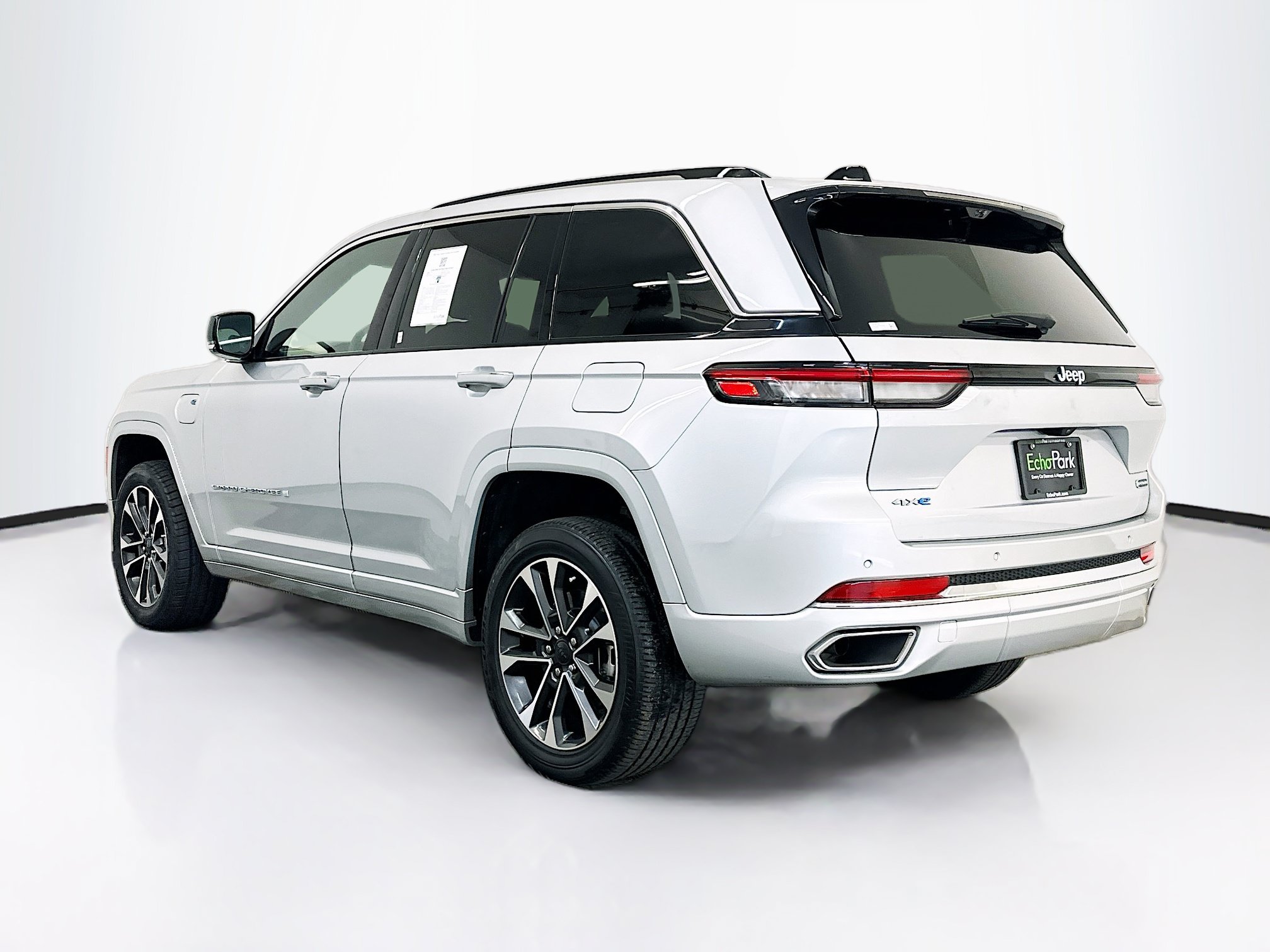 Used 2023 Jeep Grand Cherokee Overland w/ Luxury Tech Group IV AWD/4WD image 5