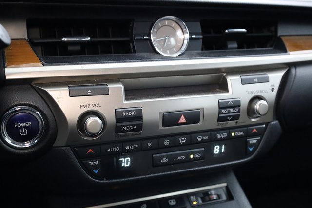 Used 2014 Lexus ES 300h w/ Luxury Package w/Bamboo Trim image 19