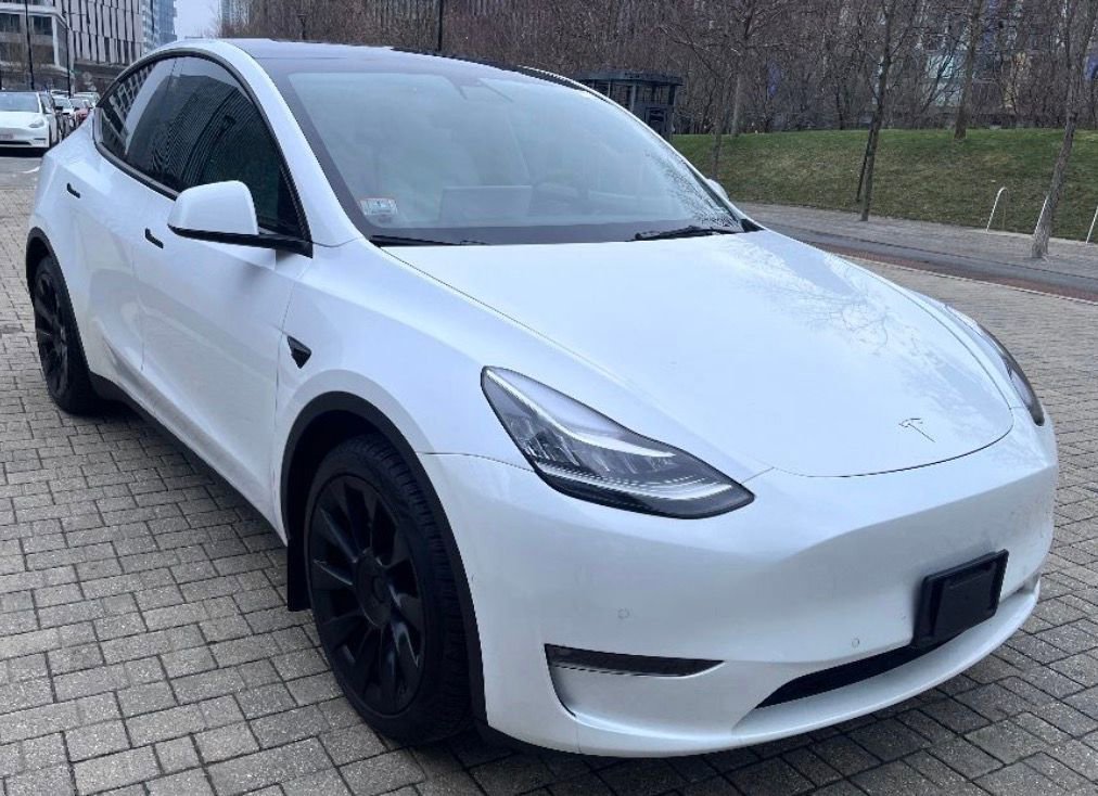 Used 2022 Tesla Model Y Long Range image 16