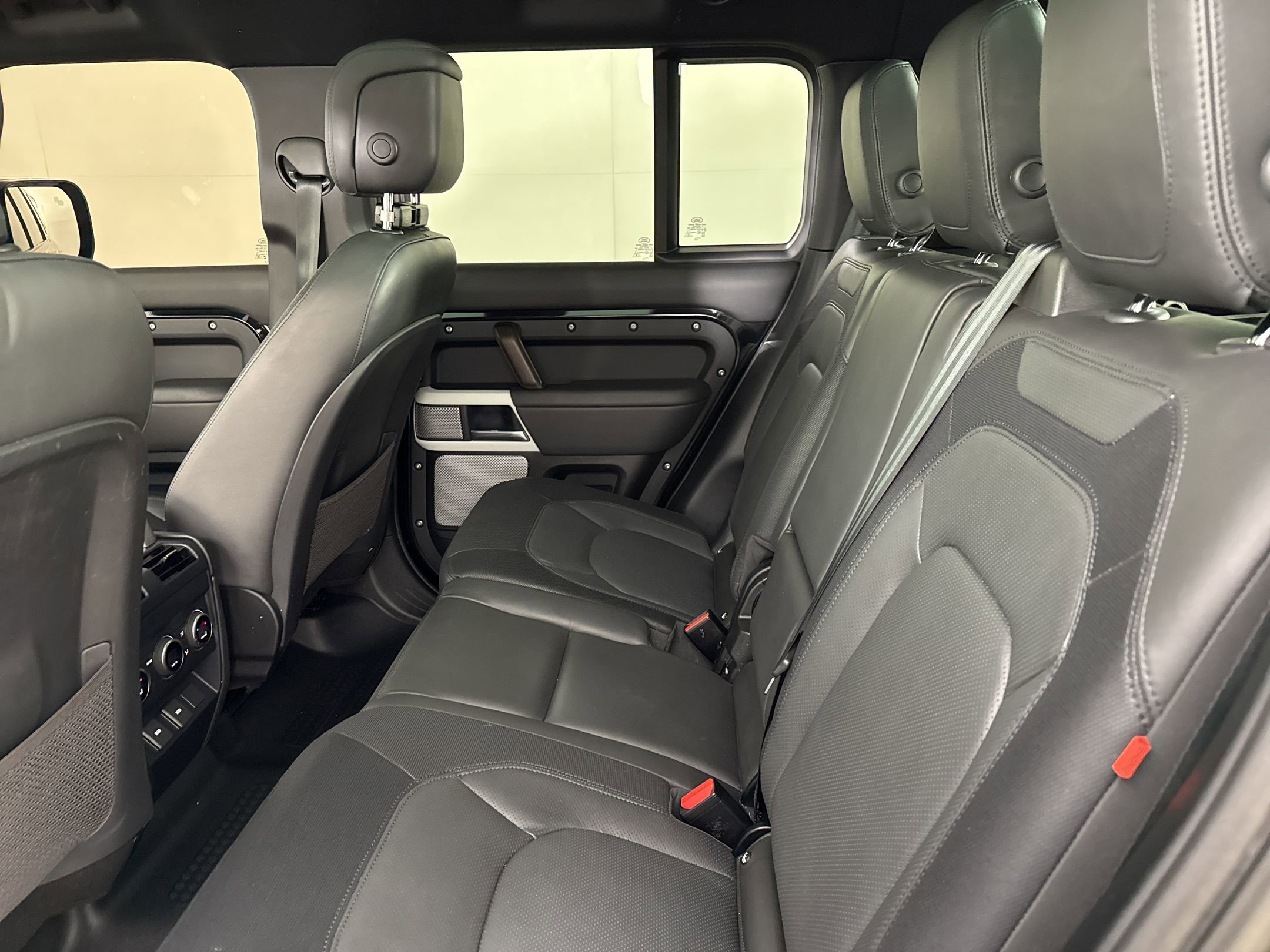 Used 2023 Land Rover Defender 130 X-Dynamic SE image 25