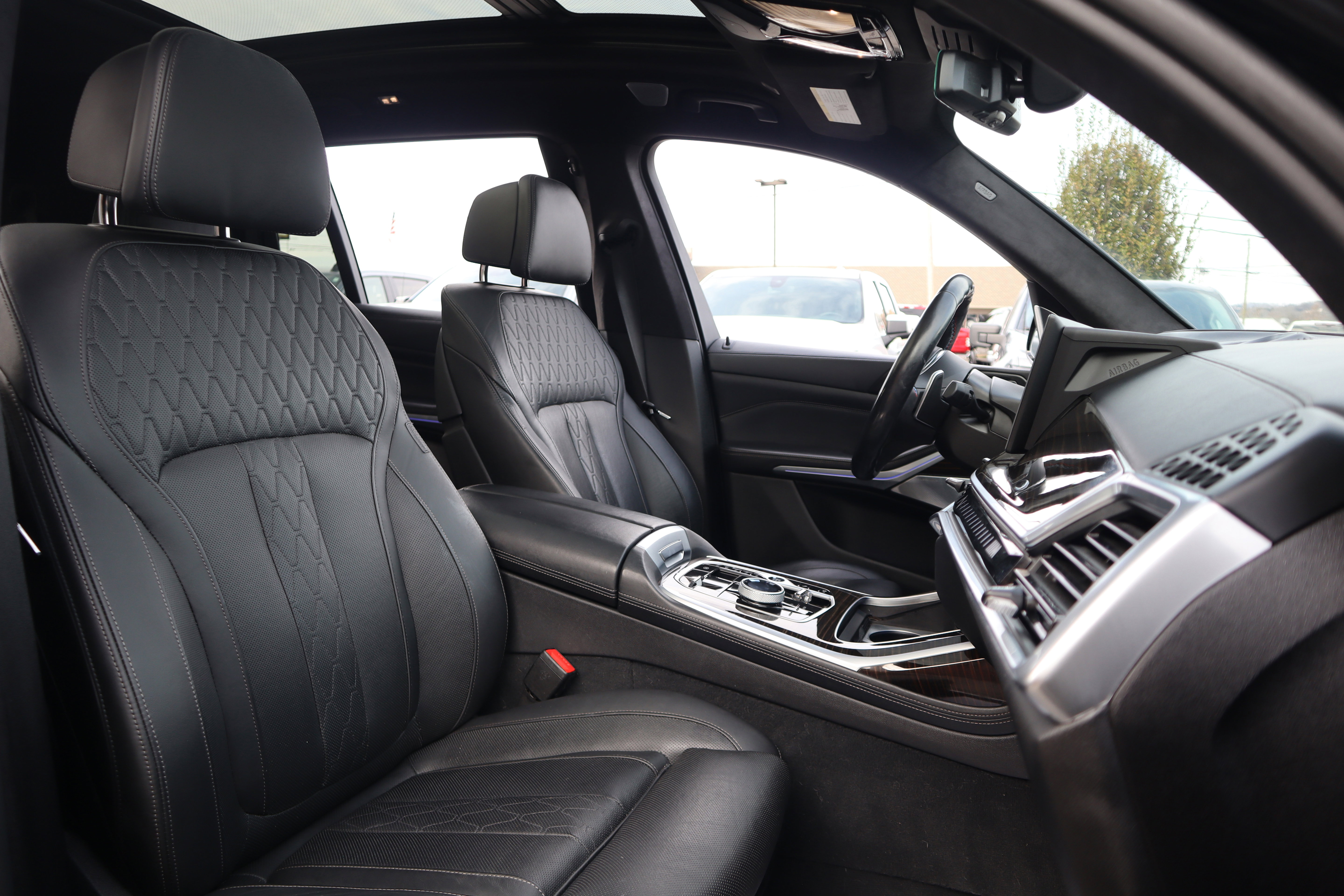 Used 2023 BMW X7 M60i w/ Executive Package image 39