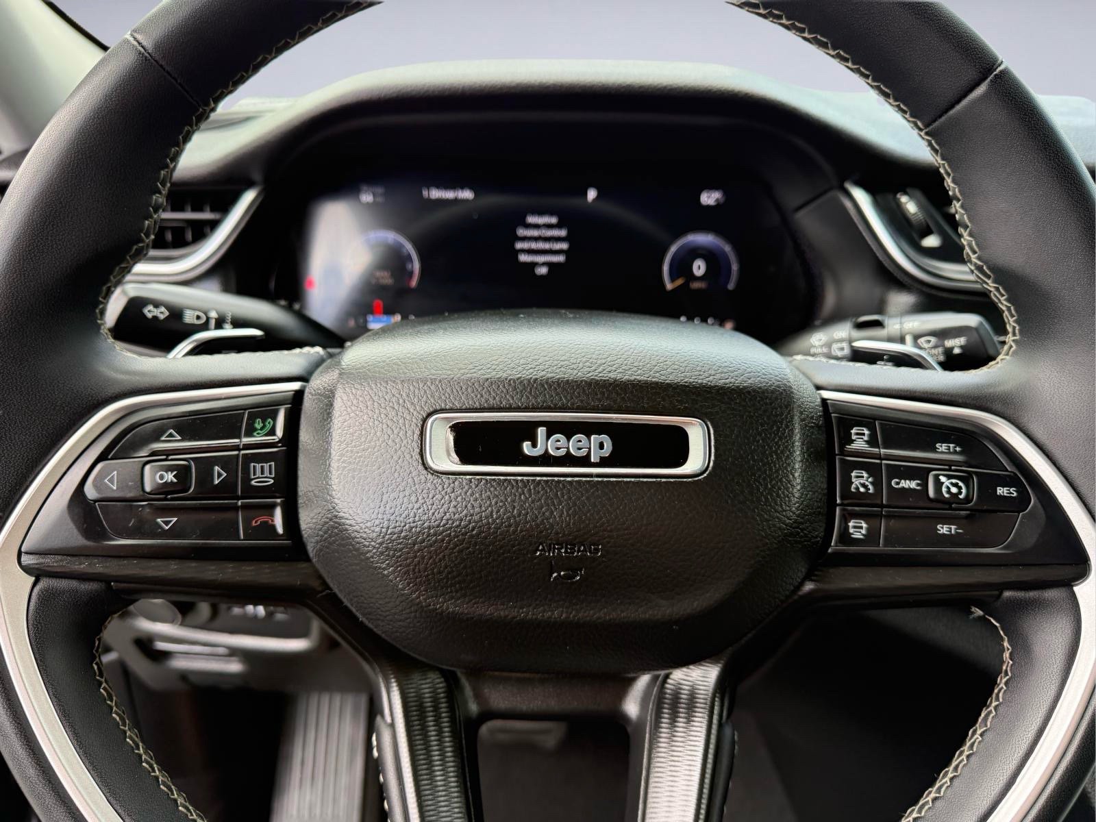 Used 2023 Jeep Grand Cherokee Laredo AWD/4WD image 32