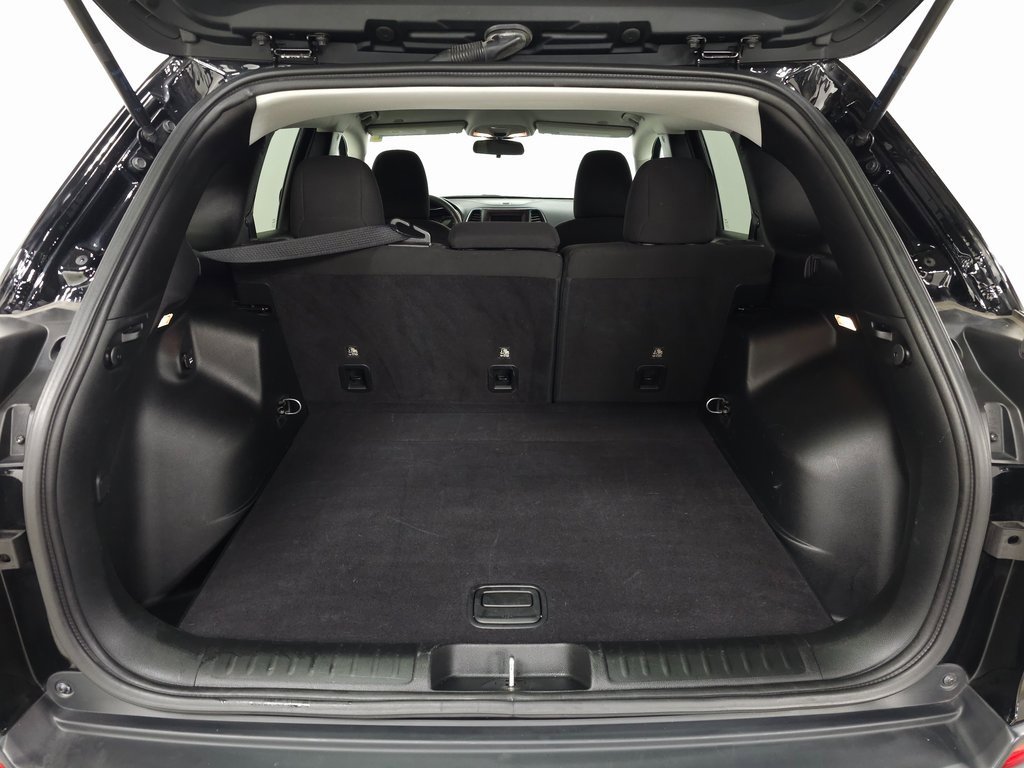 Used 2019 Jeep Cherokee Latitude w/ Popular Appearance Group image 9