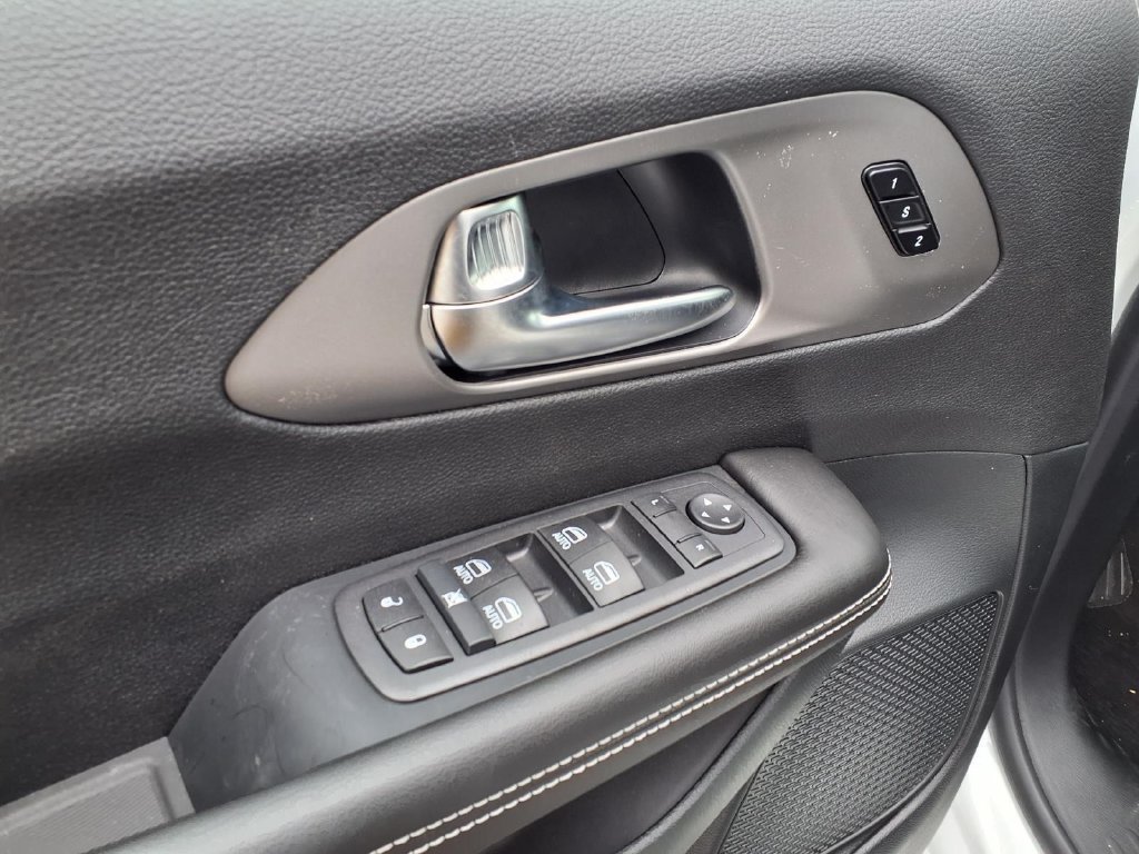 New 2027 Chrysler Pacifica Select AWD/4WD image 18
