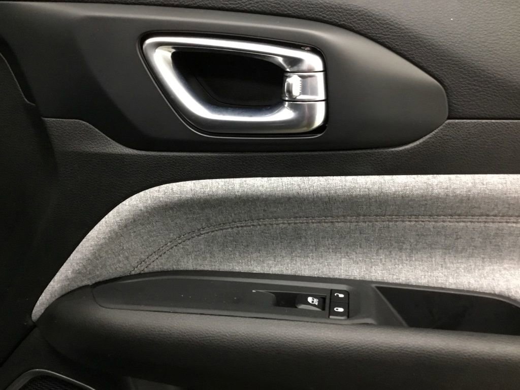 Used 2024 Jeep Compass Latitude image 23