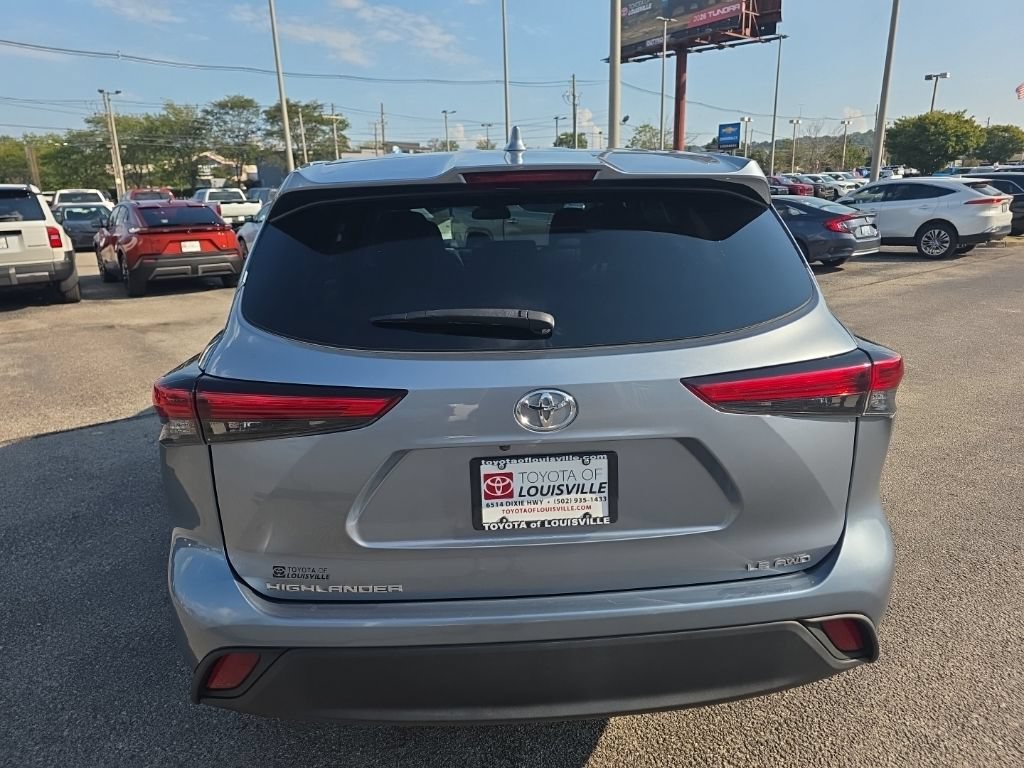 Used 2021 Toyota Highlander LE AWD/4WD image 5