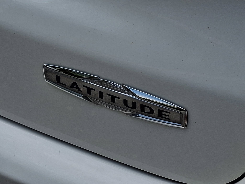 Used 2020 Jeep Compass Latitude w/ Cold Weather Group AWD/4WD image 16