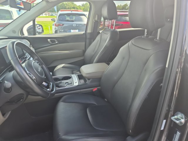 Used 2025 Kia Carnival FWD image 22