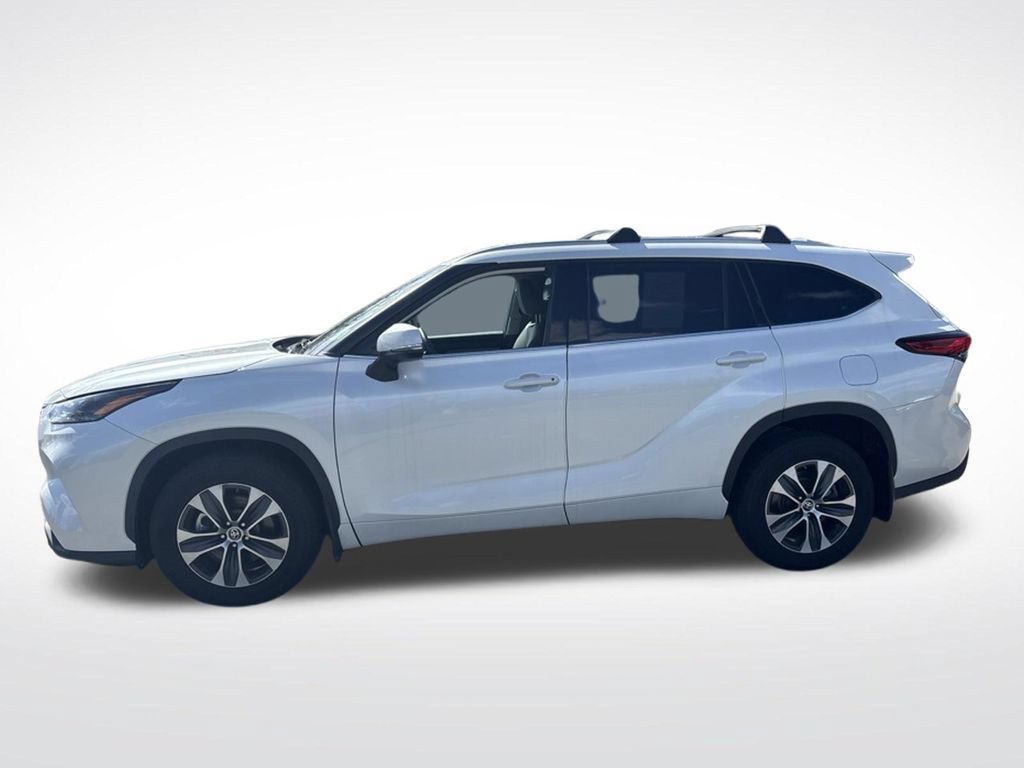 Used 2022 Toyota Highlander XLE AWD/4WD image 4