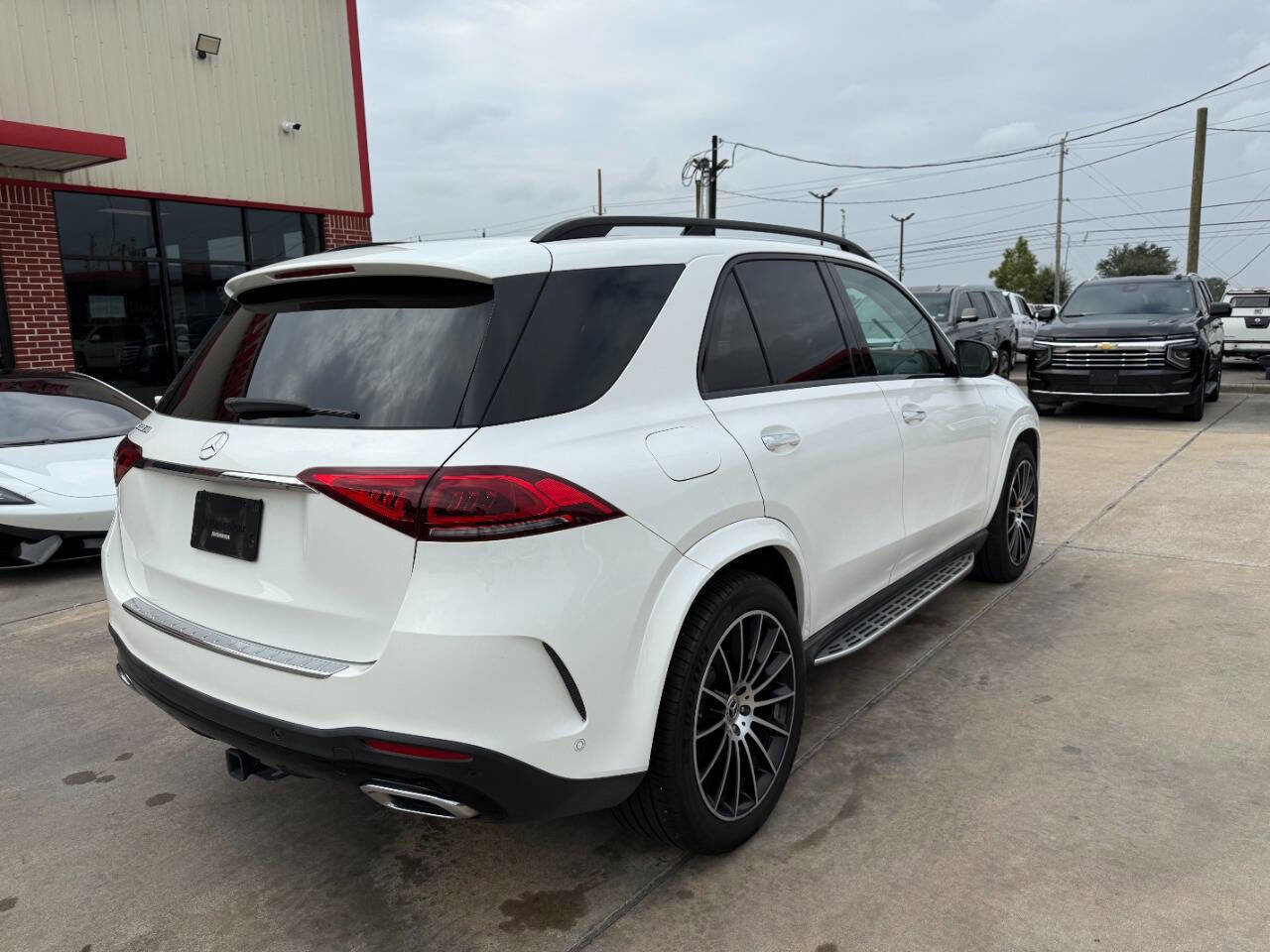 Used 2021 Mercedes-Benz GLE 350 w/ AMG Line Exterior image 4