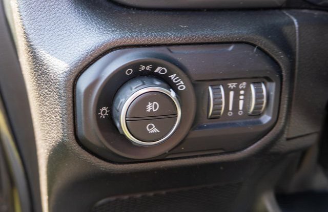 Used 2022 Jeep Gladiator Overland w/ Cold Weather Group AWD/4WD image 14