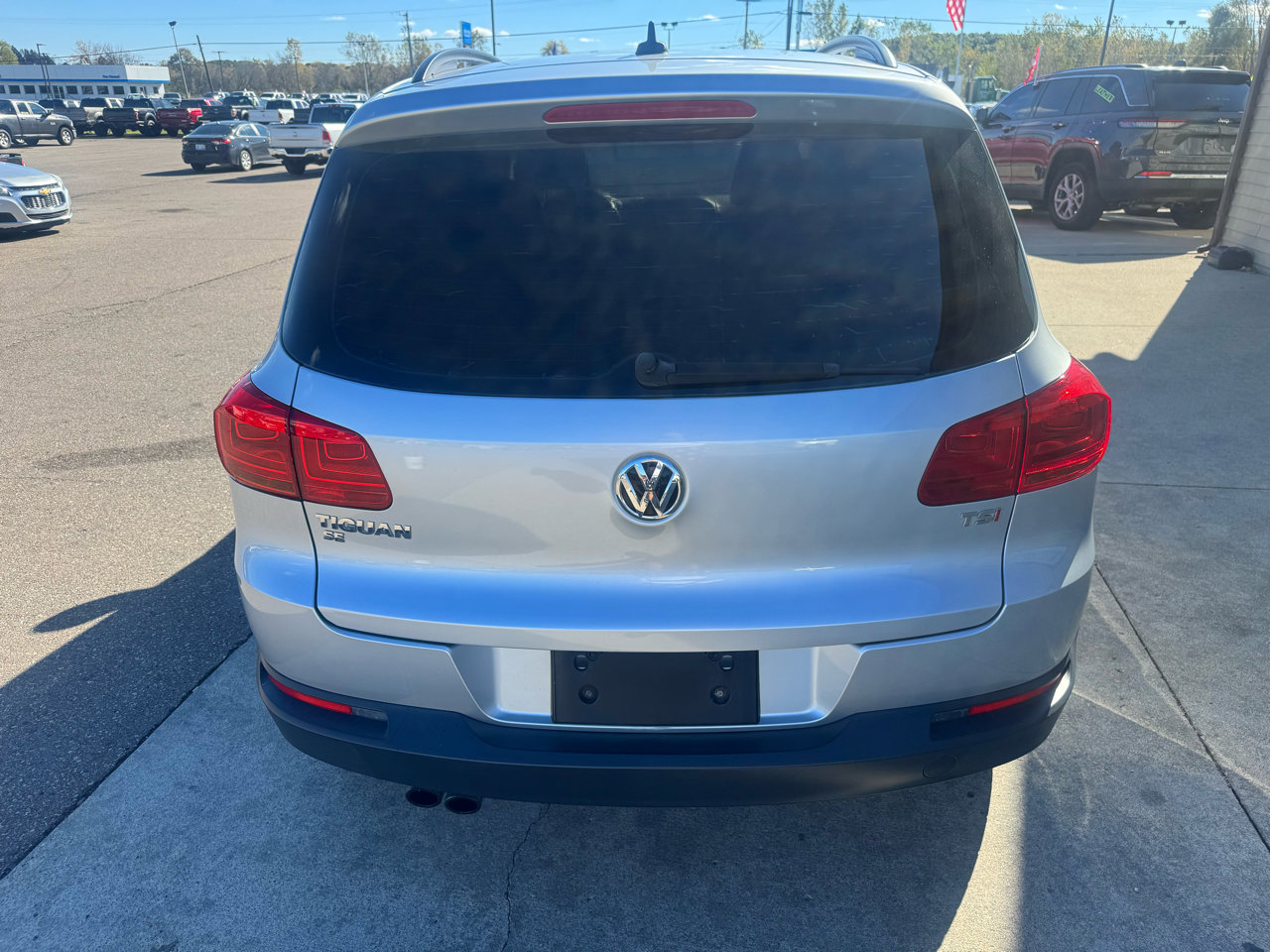 Used 2017 Volkswagen Tiguan S image 6