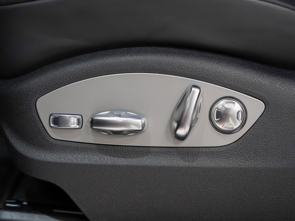 Certified 2025 Porsche Macan image 24