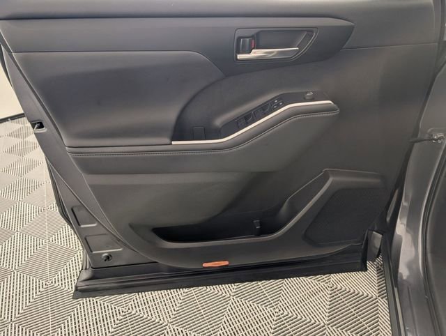 Used 2023 Toyota Highlander XLE image 10