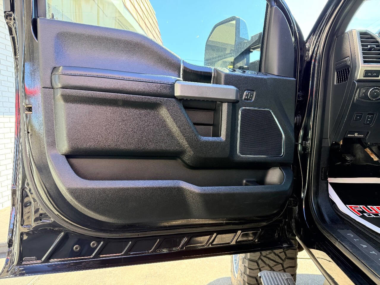 Used 2019 Ford F250 Platinum w/ Platinum Ultimate Package image 17