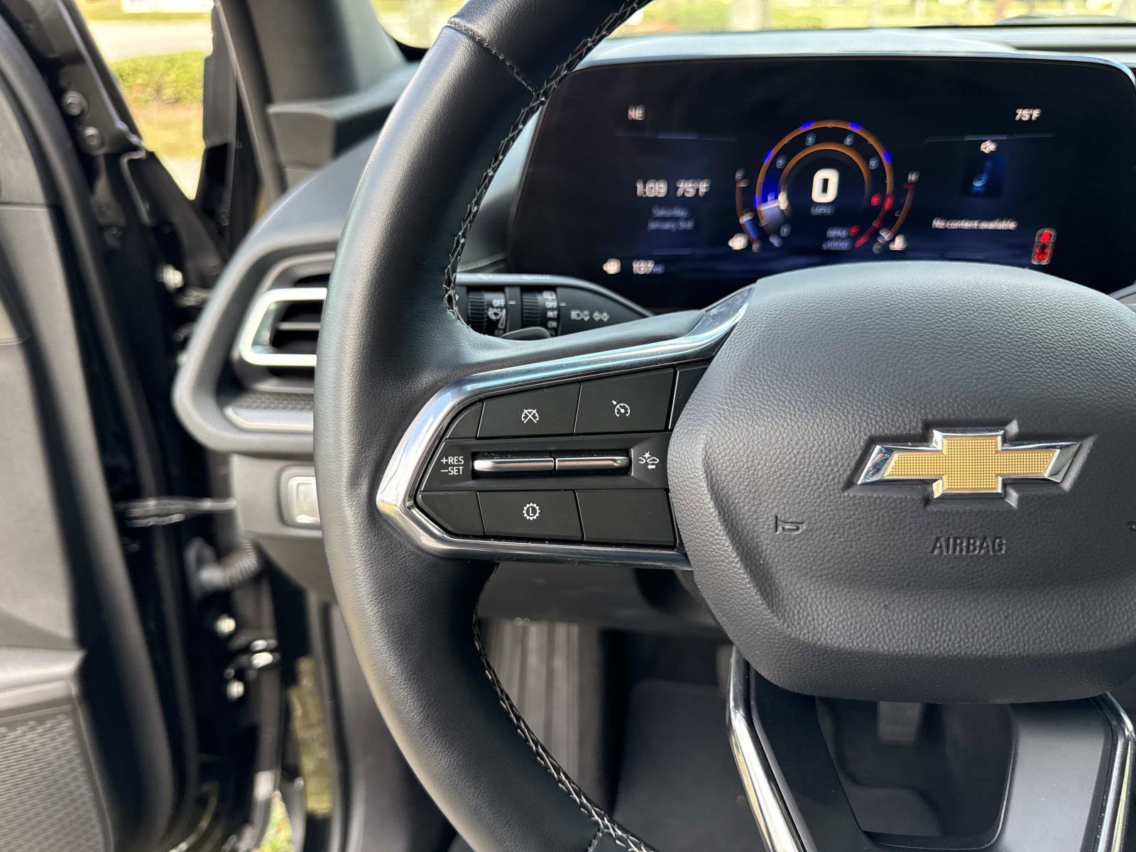 Used 2025 Chevrolet Traverse LT image 30