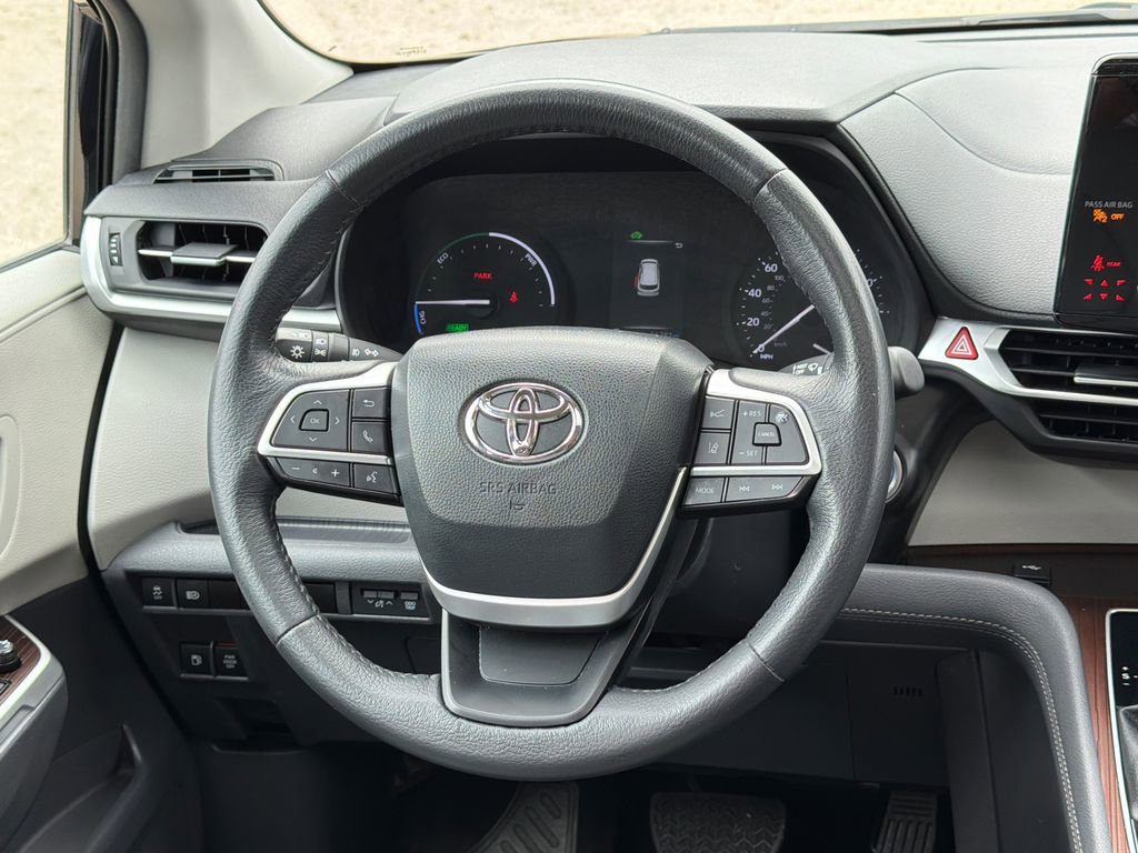 Used 2024 Toyota Sienna XLE image 12