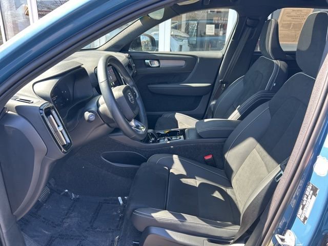 Used 2025 Volvo XC40 B5 Plus image 17