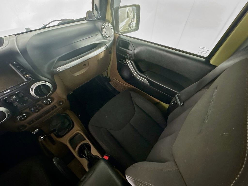 Used 2013 Jeep Wrangler Unlimited Rubicon w/ Connectivity Group image 11