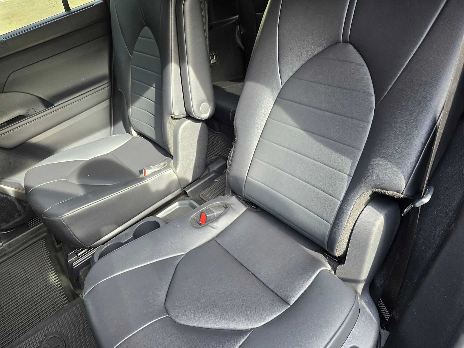 Used 2024 Toyota Highlander XLE AWD/4WD image 17