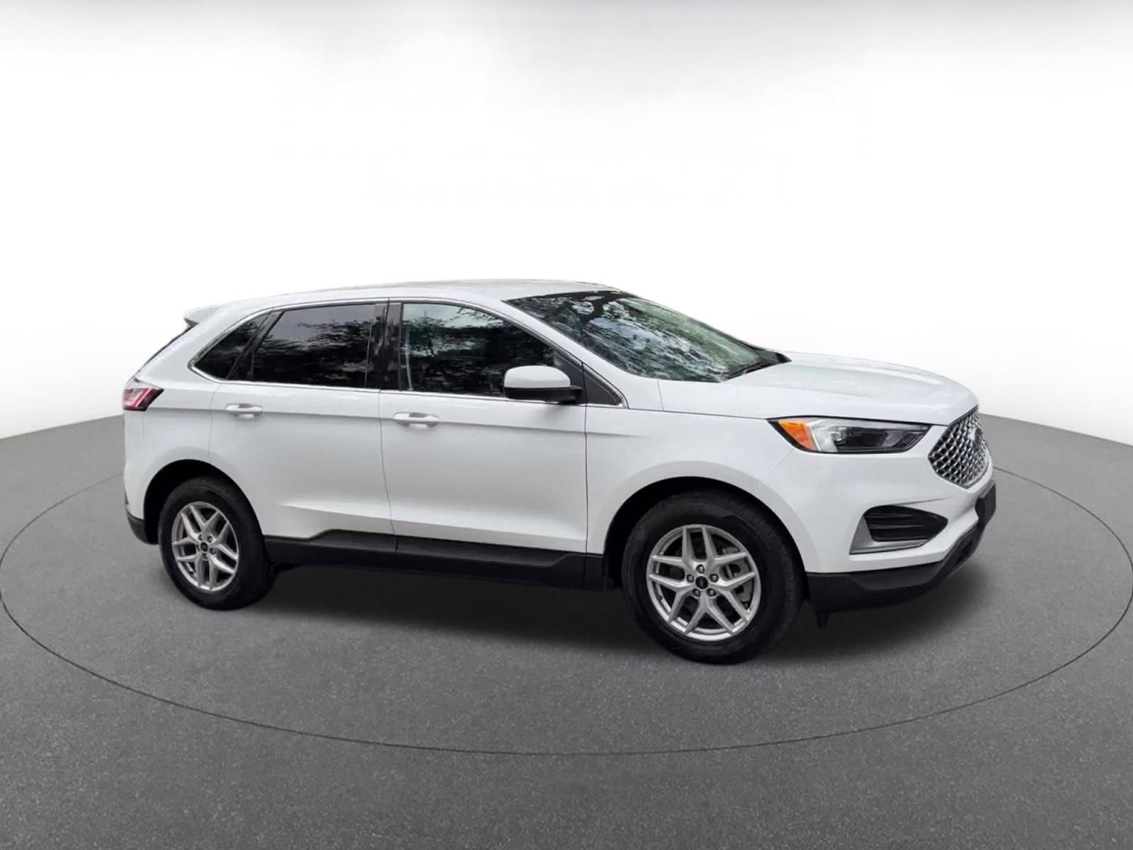 Used 2024 Ford Edge SEL image 2