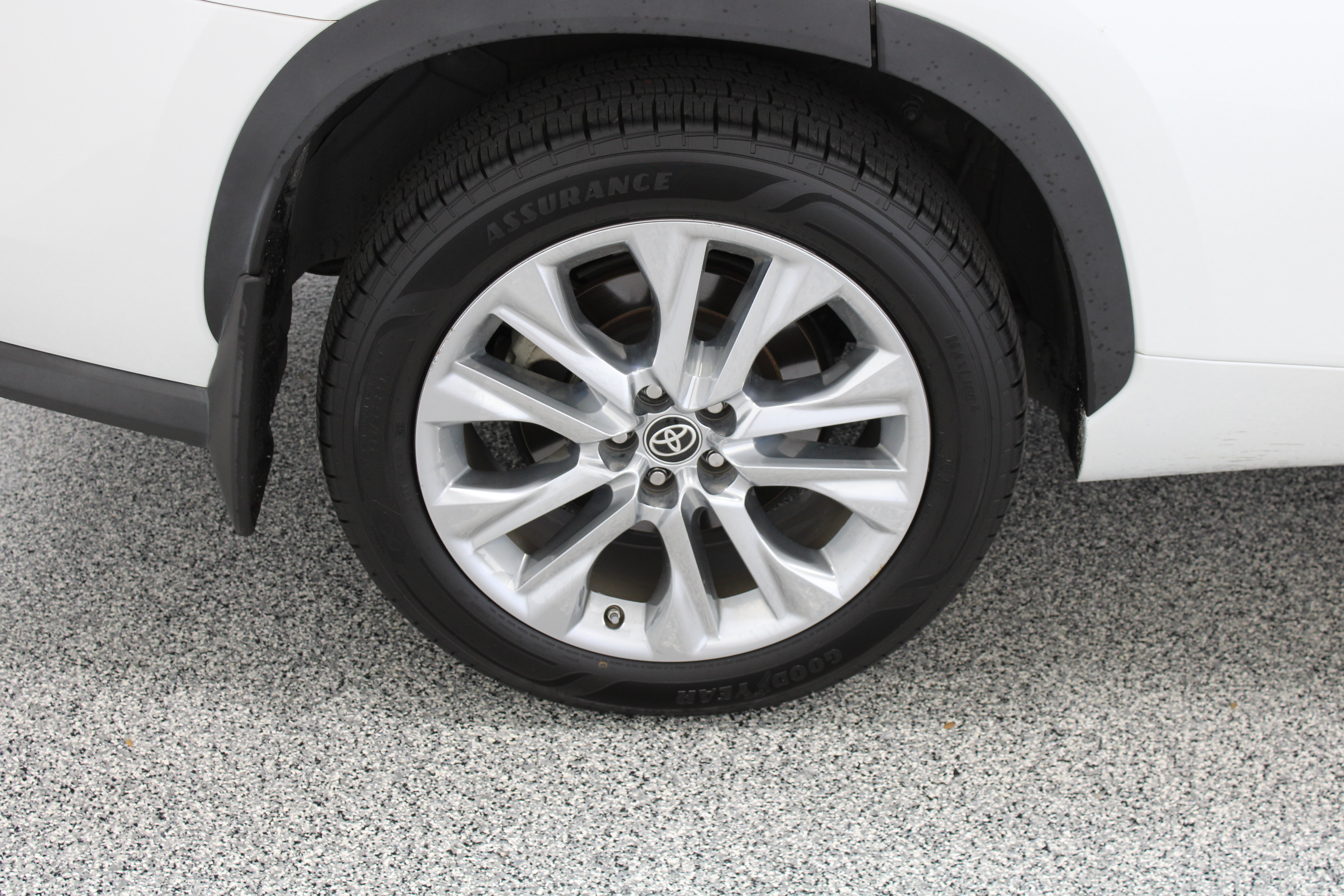 Used 2023 Toyota Highlander Limited FWD image 6