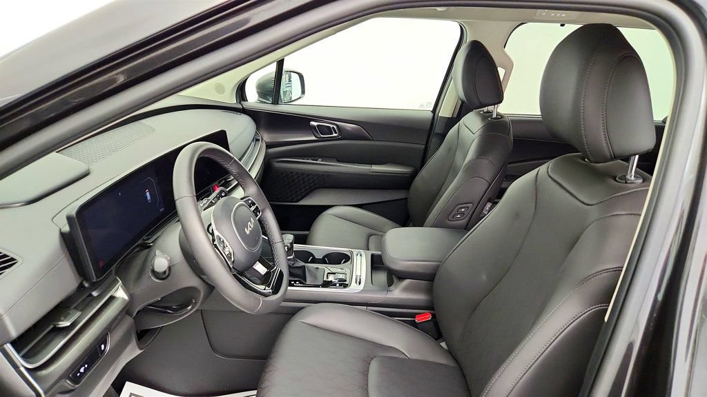 Used 2025 Kia Carnival SX w/ SX Dark Edition Package FWD image 16